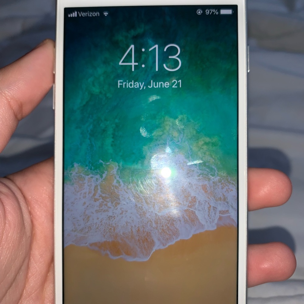 iPhone 7 - Picture 2 of 4